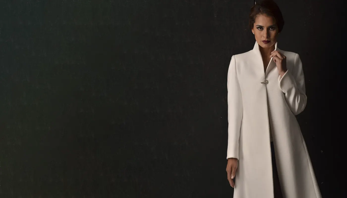 Modelo con abrigo blanco de la colección 2026 de Caya Woman